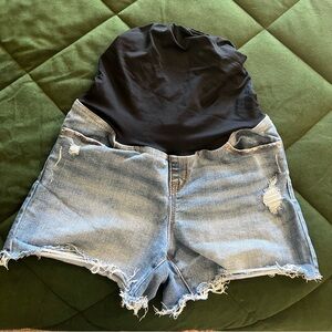 Maternity shorts. Wore a few times. Great condition!